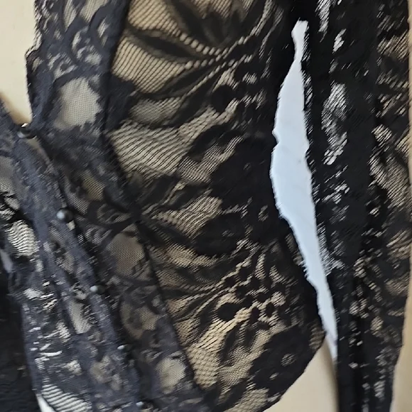 Elegant Black Lace Blouse - Picture 3 of 8